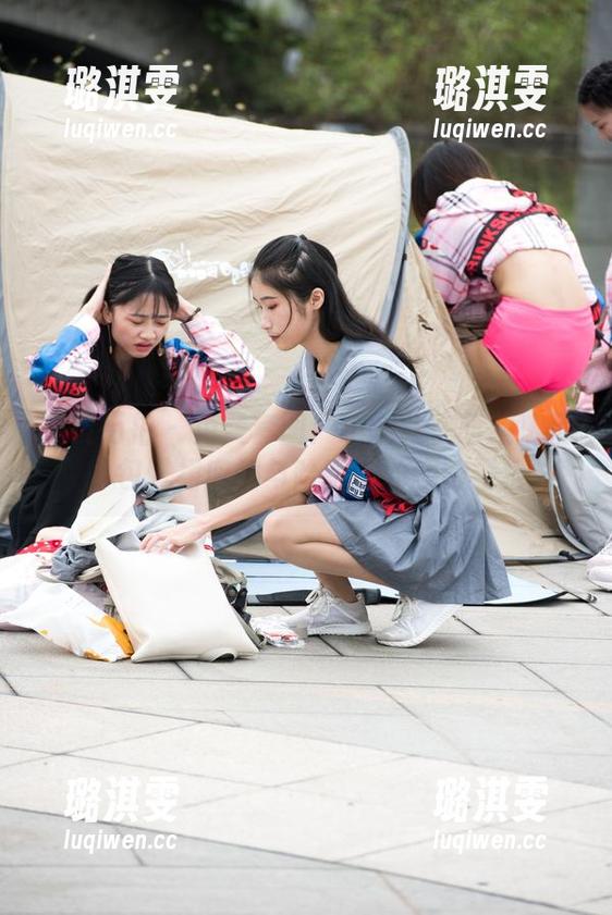 魔镜街拍 - 免费套图！萌宝儿在商业广场，包臀裙肉丝与哈哈镜的趣味碰撞