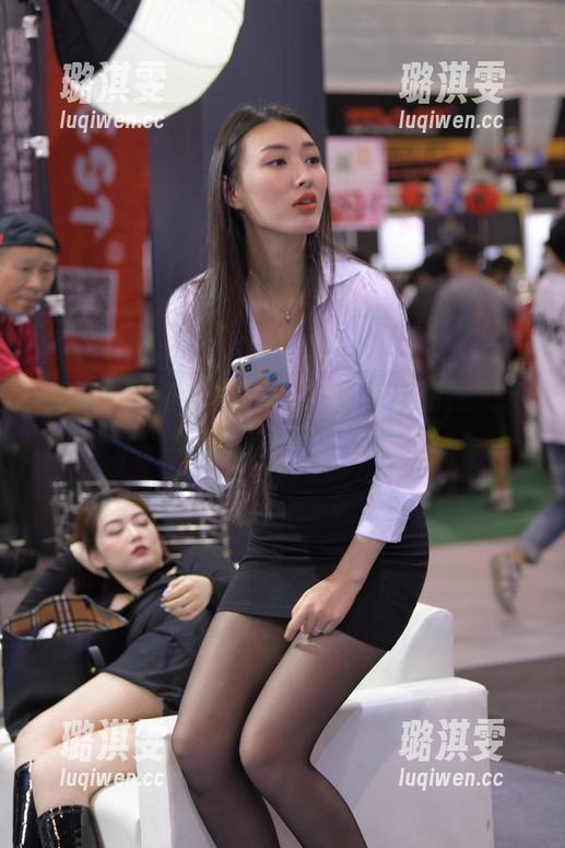 魔镜街拍 别再犹豫啦!魔镜街拍超期待的套图更新,紧身牛仔热裤快抢!
