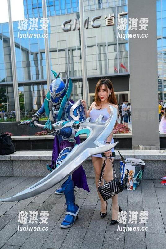 魔镜街拍 “魔镜街拍”又来了!小背心牛仔裤套图,更新得让你心跳加速!