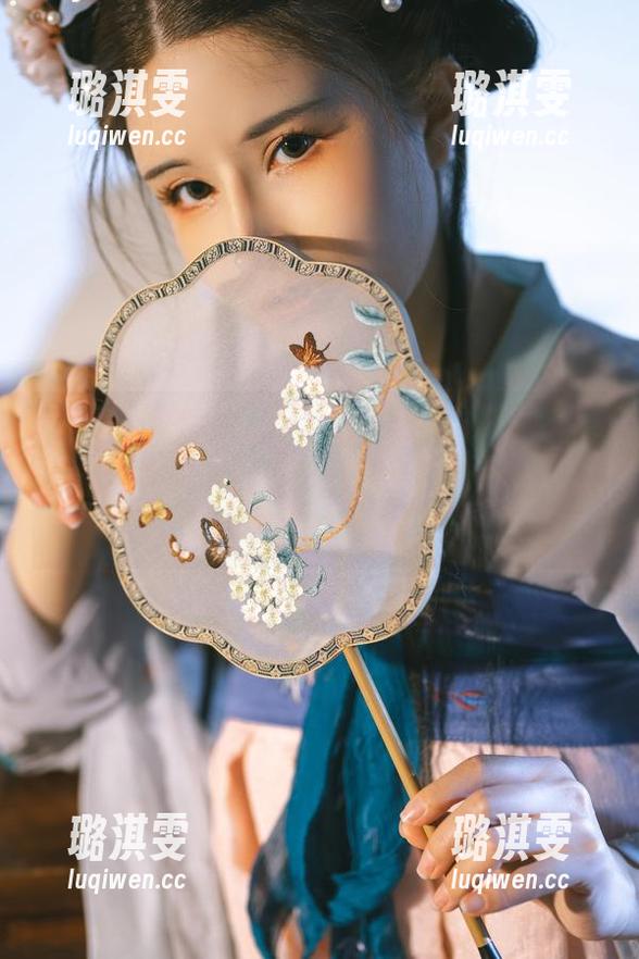 “鹿八岁baby女神”的写真图库，分享给你满满的吸引力和少许的暧昧，让人忍不住想多看几眼。